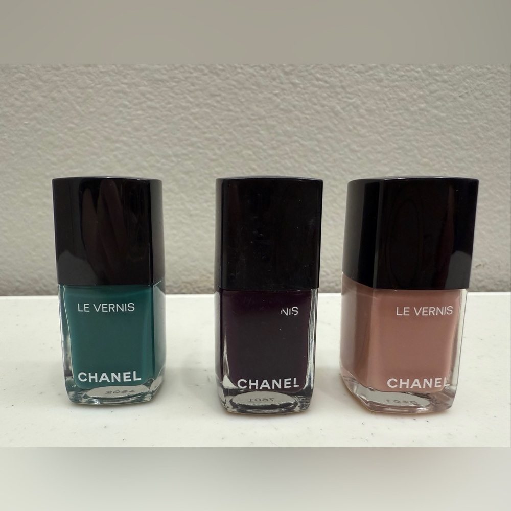 CHANEL Le Vernis Nail Polish Set - Nude, Dark Purple, Teal - Picture 4 of 5